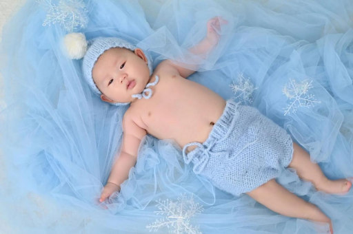 泰安宝宝从床上掉下来